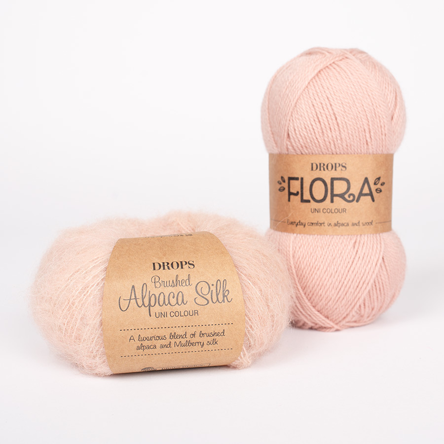 Swatch of DROPS Brushed Alpaca Silk 20, bleikur sandur 
											+ DROPS Flora 30, eyðimerkurrós