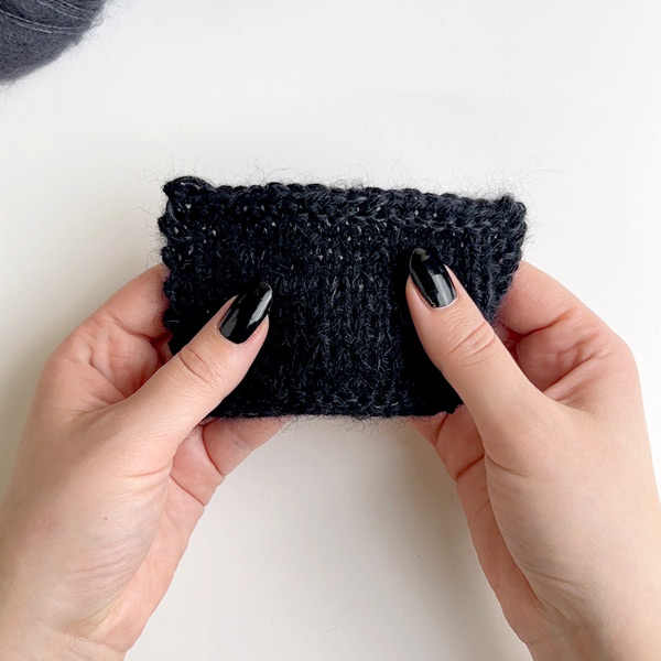 Yarn combination video thumbnail of DROPS Karisma 05, svart + DROPS Kid-Silk 02, svart
