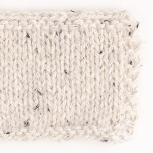 Swatch of DROPS Kid-Silk 01, off white 
														+ DROPS Soft Tweed 20, salt and pepper