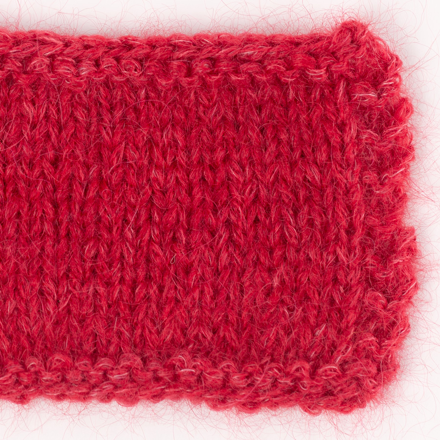 Swatch of DROPS Kid-Silk 14, červená 
											+ DROPS Sky 35, červená jahoda