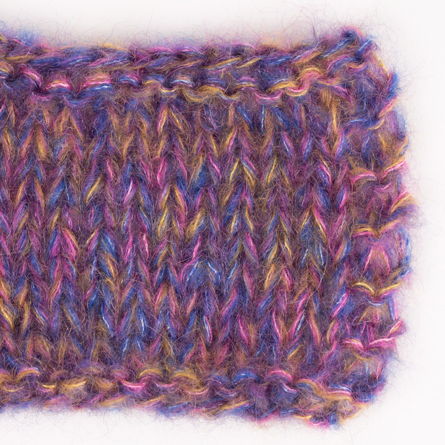 Yarn combinations skeins of DROPS Kid-Silk 30, karrí 
											+ DROPS Kid-Silk 21, kóbaltblár + DROPS Kid-Silk 13, kirsuber + DROPS Kid-Silk 16, dökk fjólublár
