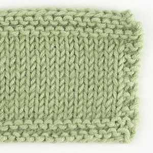 Swatch of DROPS Merino Extra Fine 26, pistáchio 
														+ DROPS Kid-Silk 18, verde maçã
