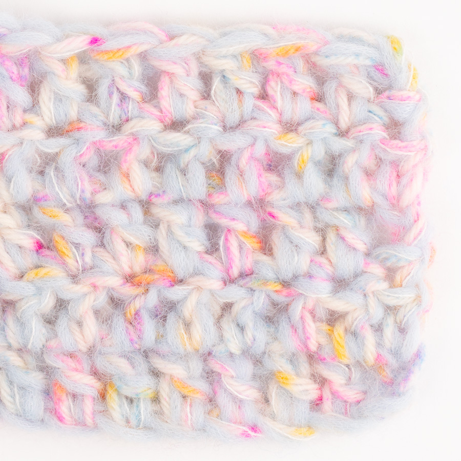 Yarn combinations of Air 18, morgunþoka + DROPS Fiesta 14, regnbogaskraut + DROPS Kid-Silk 01, natur