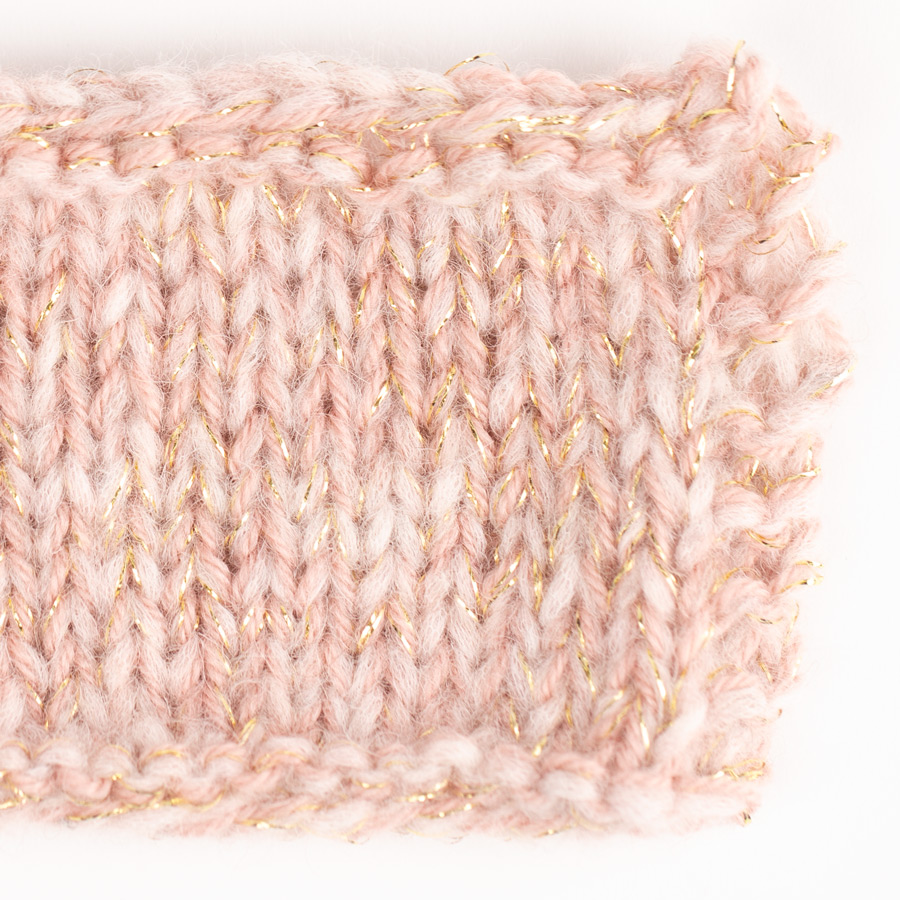 Yarn combinations of Air 33, pink sand + DROPS Flora 30, desert rose + DROPS Glitter 01, gold