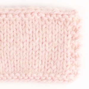 Swatch of Brushed Alpaca Silk 01, luonnonvalkoinen																	+ DROPS Daisy 06, puuteriroosa