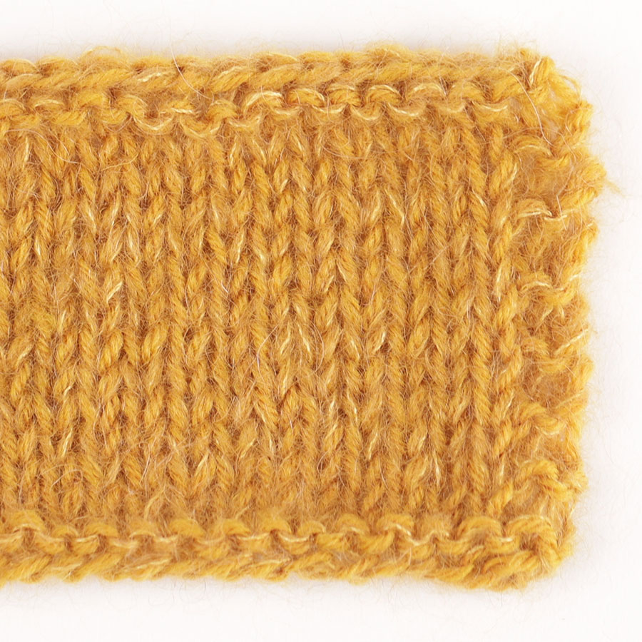 Yarn combinations of Fabel 111, musztarda + DROPS Kid-Silk 30, curry