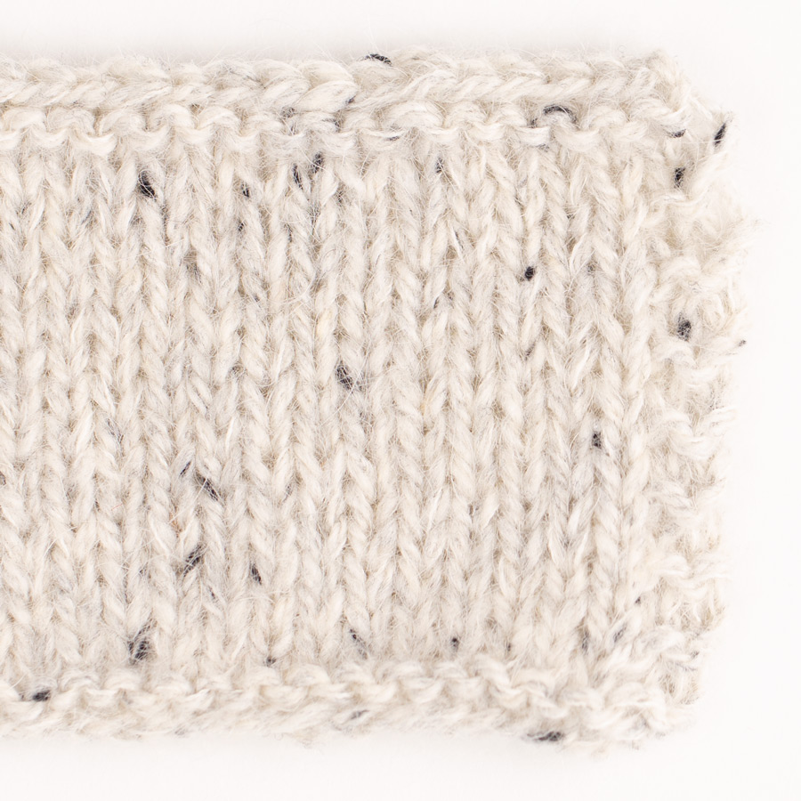 Swatch of DROPS Kid-Silk 01, off white 
											+ DROPS Soft Tweed 20, salt and pepper